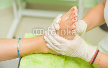 Pedicurist_performing_a_pedicure.jpg